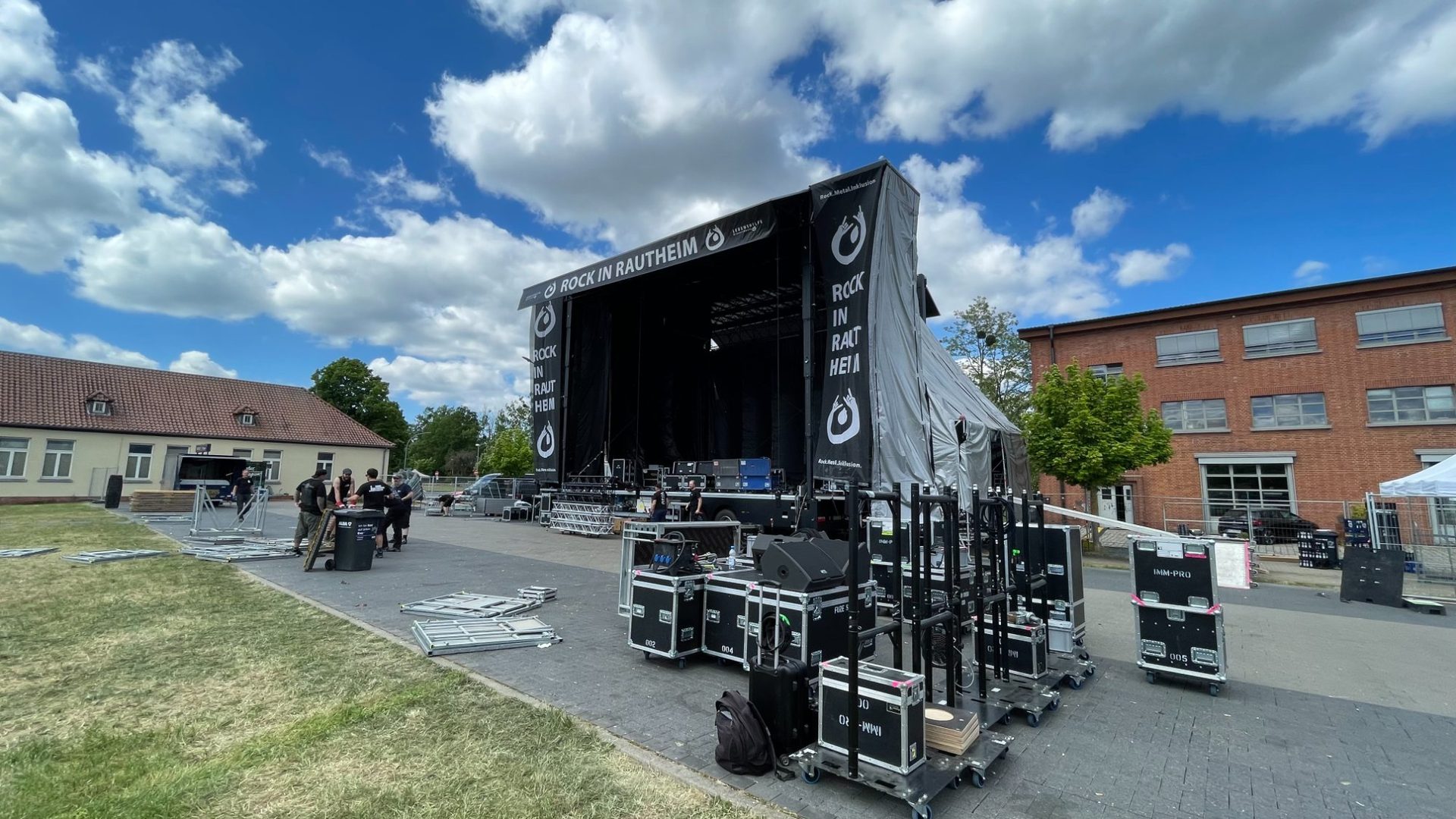 Bühnenbau & Rigging mit Kultour Trailerbühne – TBL-Music Veranstaltungstechnik